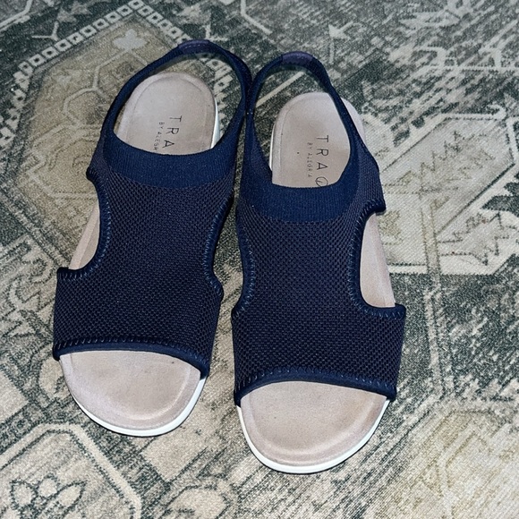 TRAQ by Alegria women’s Navy Sandals with Light Soles size 39 US 8 - Picture 3 of 7